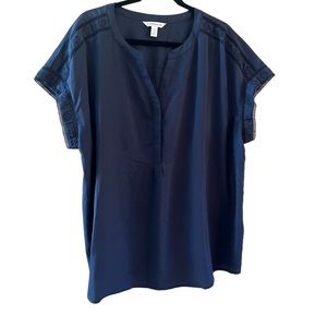 Croft&Barrow Vneck tunic 3 hidden front buttons lace like design size 3X